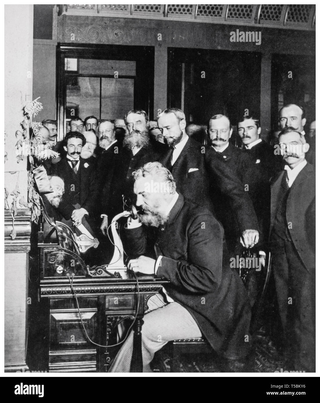 Alexander Graham Bell (1847-1922) à l'ouverture de la ligne de téléphone à longue distance de New York à Chicago, 1892 Banque D'Images