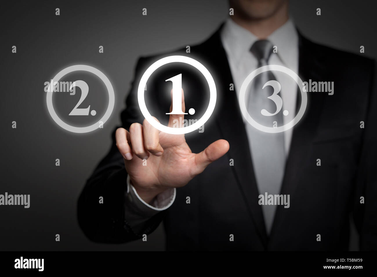 Concept d'affaires - man in suit appuie sur le bouton de l'interface tactile virtuel - classement la première place Banque D'Images