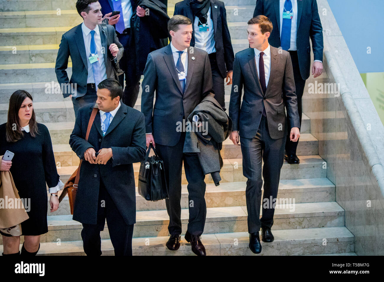Rob Porter et Jared Kushner sur leur façon d'écouter le discours de Donald Trump lors de la dernière journée du World Economic Forum - WEF. Rob Porter a été anciennement secrétaire personnel de la Maison Blanche jusqu'à ce qu'il a été congédié en raison d'allégations de violence domestique. Banque D'Images