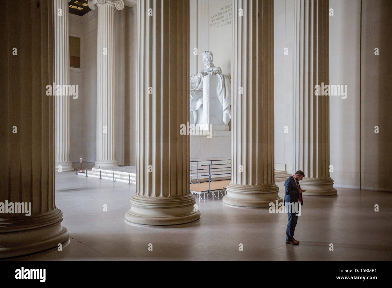 La sculpture d'un assis à l'intérieur d'Abraham Lincoln au Lincoln Memorial à Washington. Consacré en 1922, l'American National Monument est une attraction touristique majeure et depuis les années 1930 un centre symbolique est concentré sur les relations raciales. De nombreux discours ont été effectuées ici, y compris le révérend Martin Luther King Jr's "Je rêve". Banque D'Images