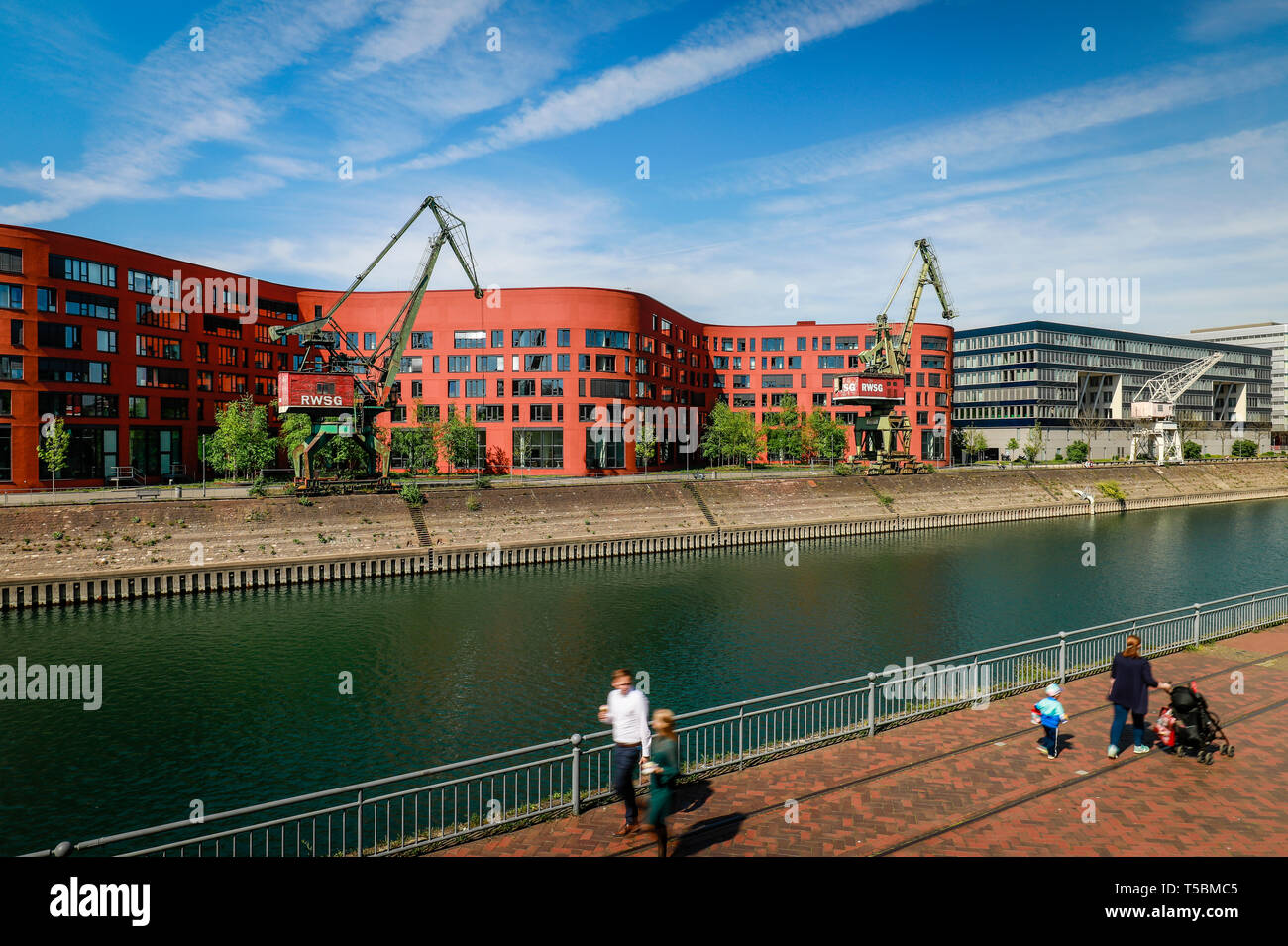 Duisburg, Ruhr, Rhénanie du Nord-Westphalie, Allemagne - port intérieur de Duisburg avec le bâtiment en forme de vague de l'état archives de l'Rhine-Westphal Banque D'Images