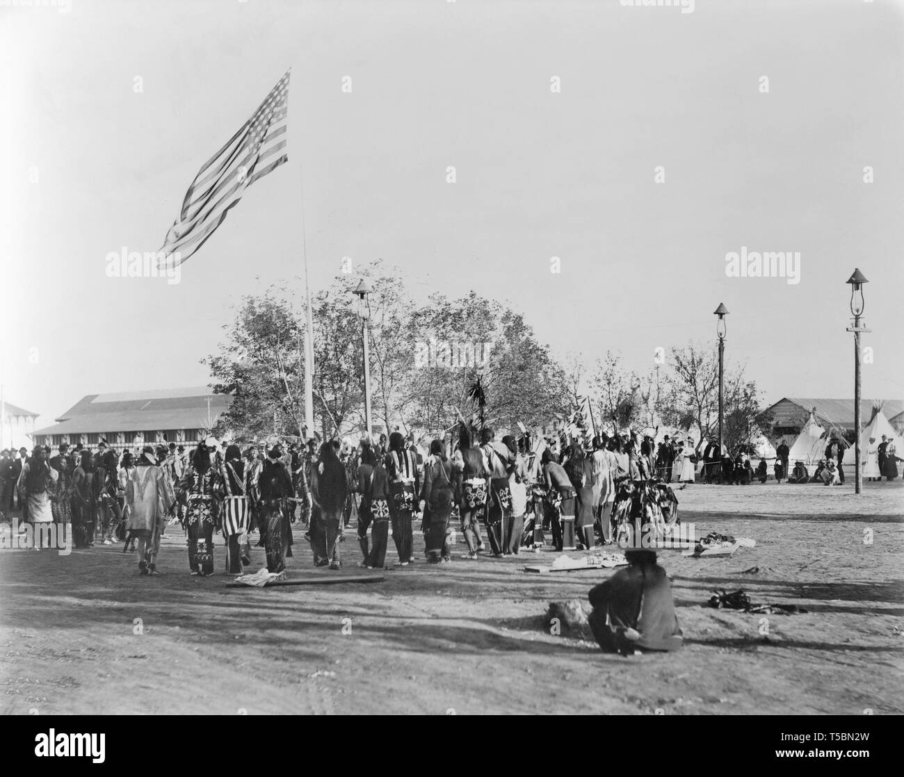 Ghost Dance, Cheyenne & Arapahoes en cercle autour de mât, Indian Congress du Trans-Mississippi et International Exposition, par Adolph F. Muir, F.A. Rinehart, 1898 Banque D'Images