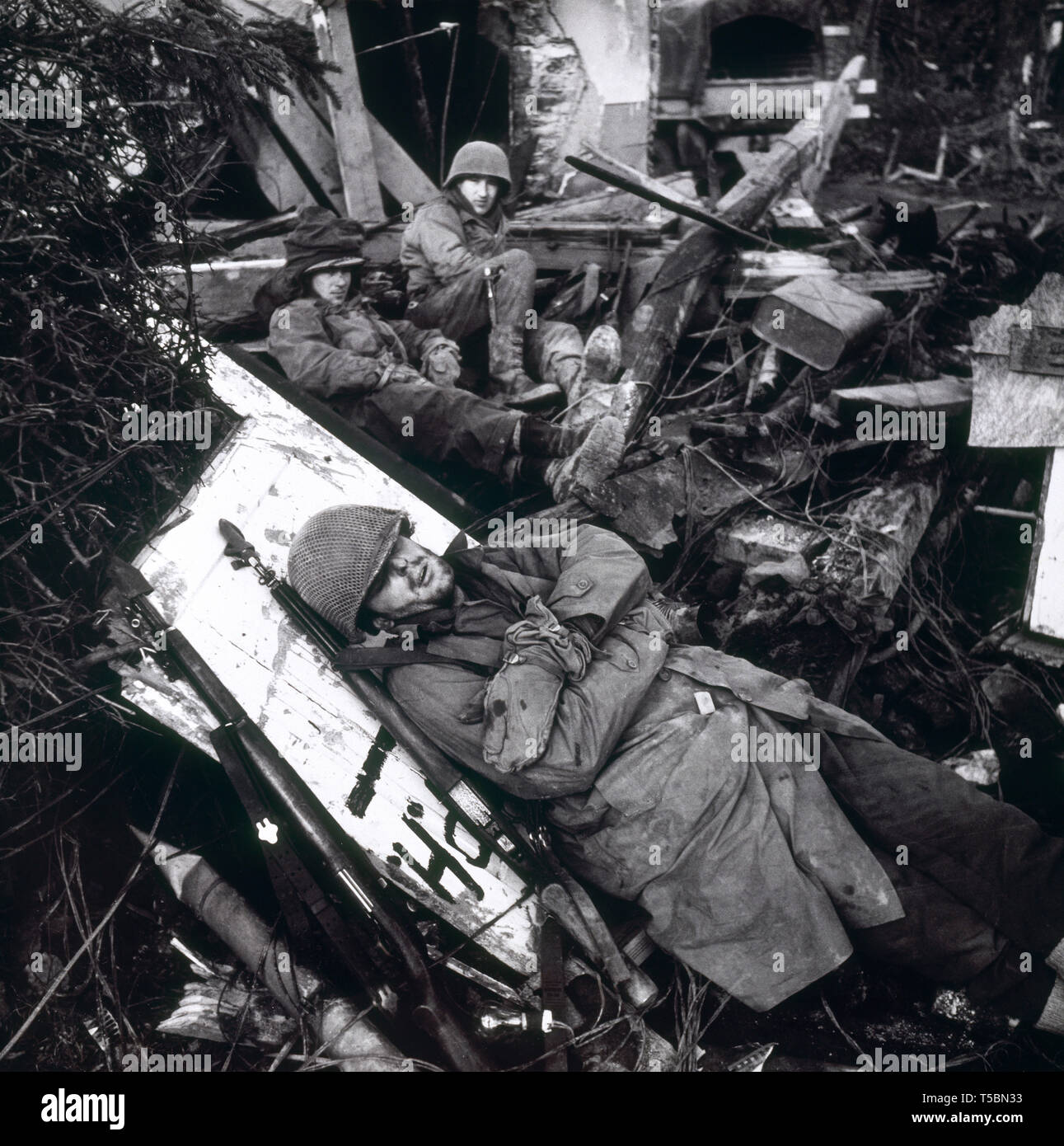 Des soldats américains se reposant au milieu des ruines du bâtiment, avec la pose du soldat sur Plank en premier plan, la ligne Siegfried, Rhoney Vallée, Front allemand, Toni Frissell, Office of War Information, Février 1945 Banque D'Images