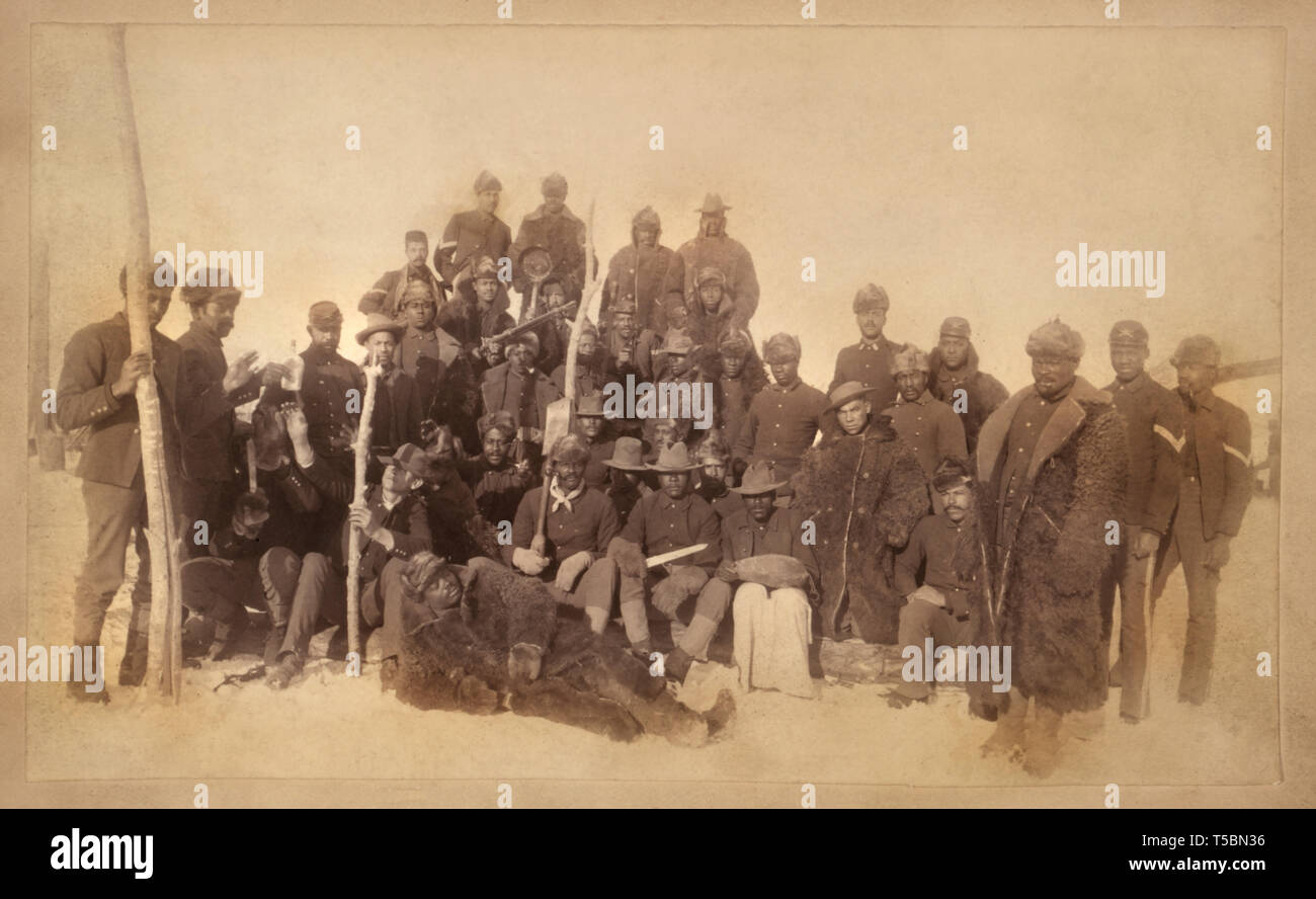 Des soldats Buffalo de la 25e Infanterie, certains portant des peaux de bison, Fort Keogh, Montana, USA, Christopher Barthelmess, William A. Gladstone Collection of African American Photographs, 1890 Banque D'Images