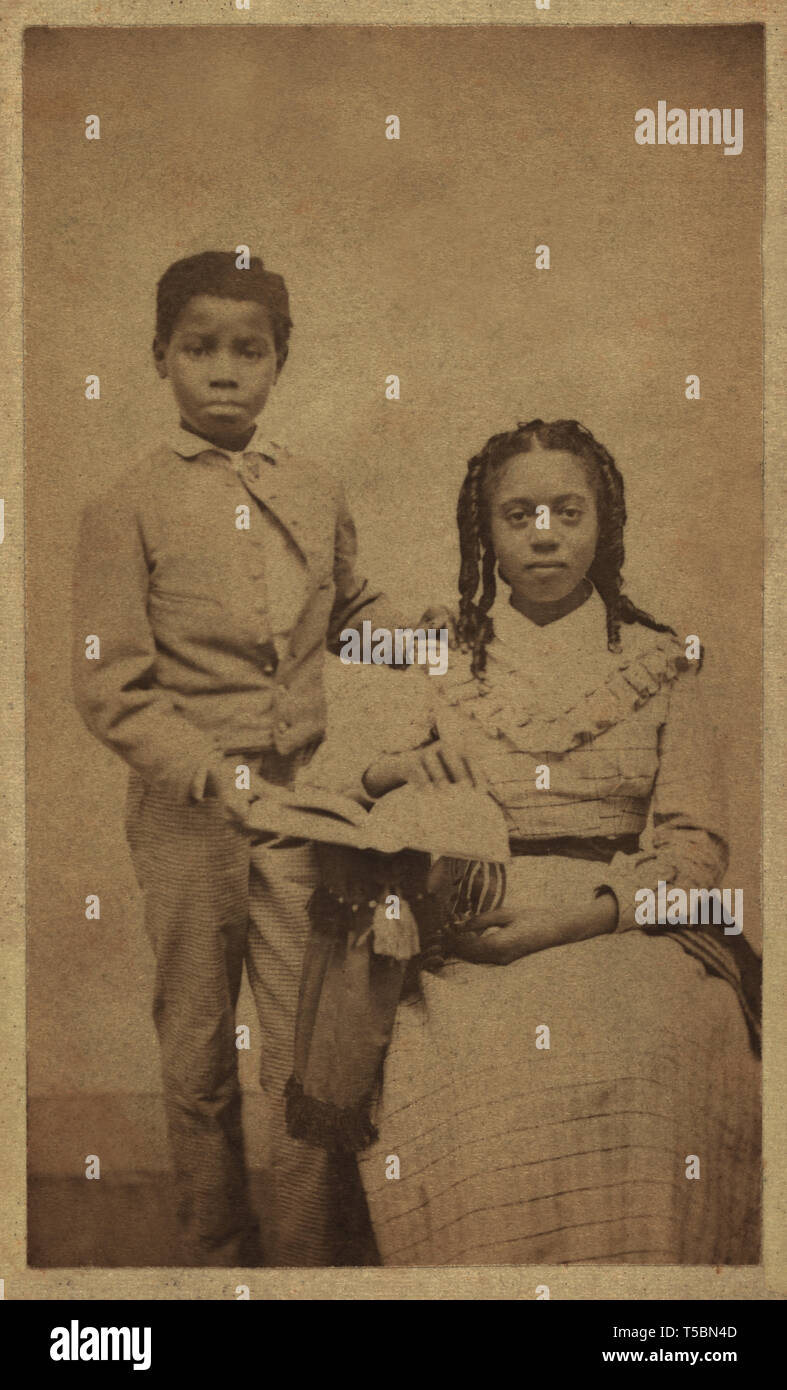 Portrait en pied d'un African American Woman African American Girl, assise avec un livre ouvert, William A. Gladstone Collection of African American Photographs, fin des années 1860 Banque D'Images