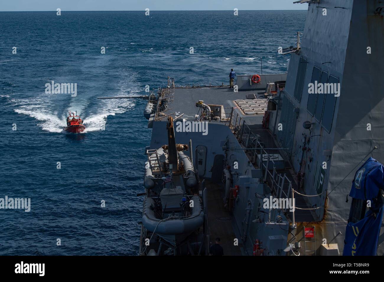 190404-N-EC622-0282 de l'OCÉAN ATLANTIQUE (4 avril 2019) un contrôle à distance des transits de navires cible à côté de la classe Arleigh Burke destroyer lance-missiles USS Lassen (DDG 82) après un exercice de tir réel. Lassen est une partie de la Harry S. Truman Strike Group participant à SUSTEX, une approche intégrée et globale visant à garantir l'exercice HSTCSG est prêt à répondre à tous les jeux de mission et mener des opérations de combat soutenue à partir de la mer. (U.S. Photo par marine Spécialiste de la communication de masse Katie Cox/3e classe) Parution Banque D'Images