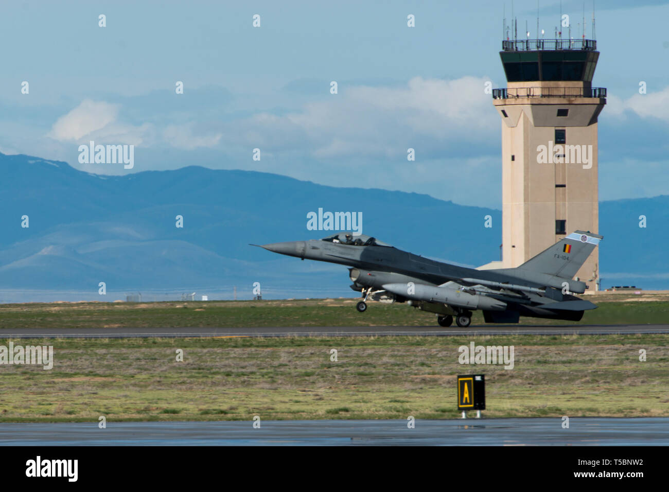 Un F-16 de la Force Aérienne belge sur les terres de la piste pendant Gunfighter drapeau, le 5 avril 2019 à Mountain Home Air Force Base, Texas. L'exercice Gunfighter Drapeau est organisé une fois par trimestre pour perfectionner les compétences du 366e Escadre de chasse aviateurs. (U.S. Air Force photo par un membre de la 1re classe JaNae Capuno) Banque D'Images