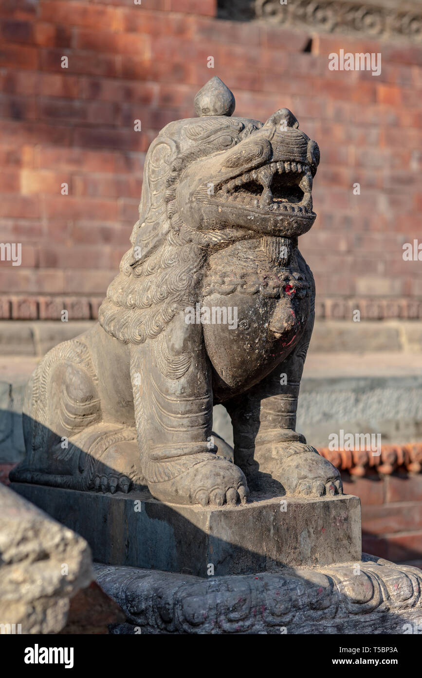 Garde à l'avant du Lion de l'un des temples de Pashupatinath, prises sous le soleil d'printemps fin de l'après-midi, au Népal Banque D'Images