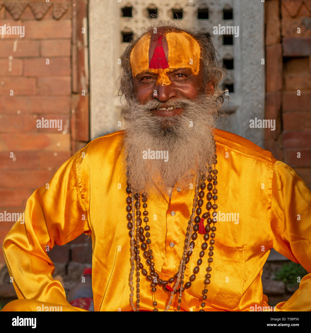 TILGANGA, Katmandou, Népal - 2 avril 2019 : un sadhu al habillés en vêtements de soie jaune safran Banque D'Images