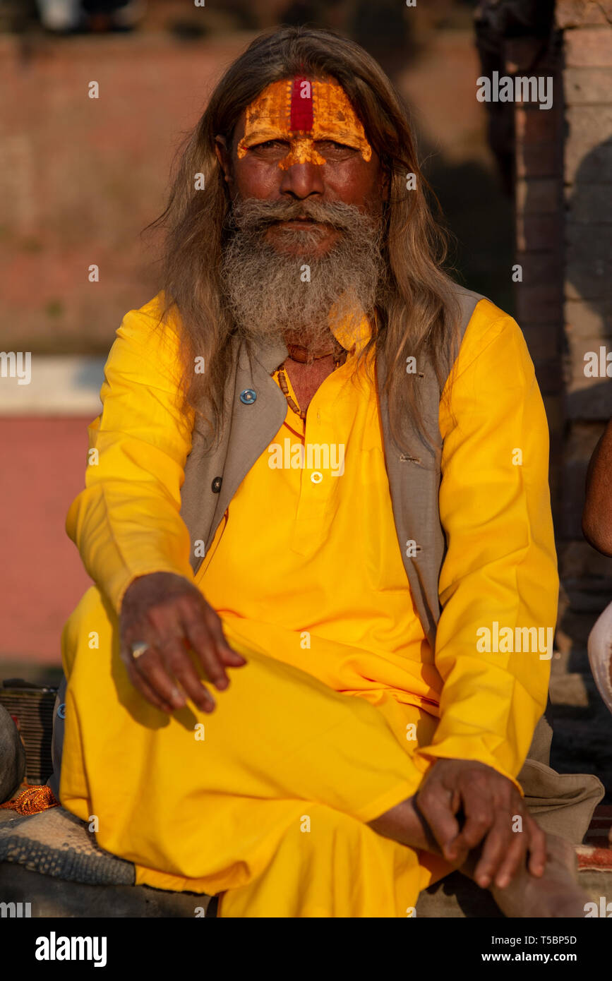 TILGANGA, Katmandou, Népal - 2 avril 2019 : un sadhu à poils longs et une longue chemise de coton jaune safran Banque D'Images