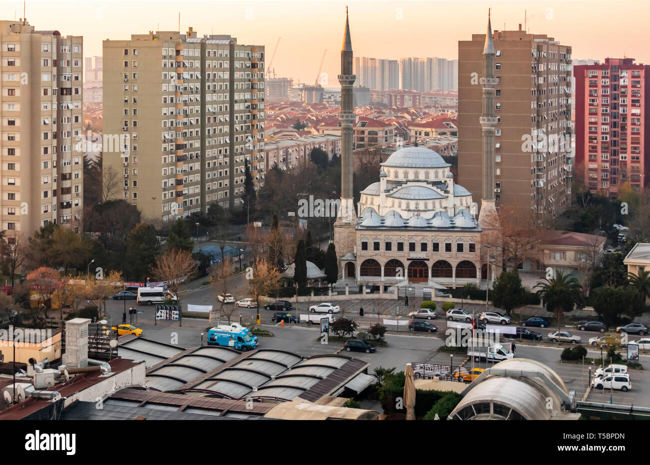 Atakoy,bakirkoy,istanbulmars 26,2019. Vue générale de la mosquée Yunus Emre au culte en atakoy