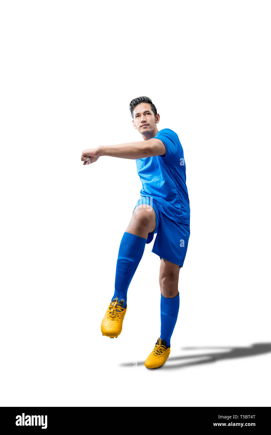 Portrait de joueur de football asiatique homme en maillot bleu marine avec des coups de la position de la balle plus isolé sur fond blanc Banque D'Images