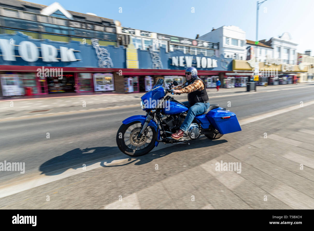 Moto Custom à Southend on Sea, Essex, en front de mer sur une journée  ensoleillée. Des salles de jeux sur Marine Parade. L'espace pour copier  Photo Stock - Alamy