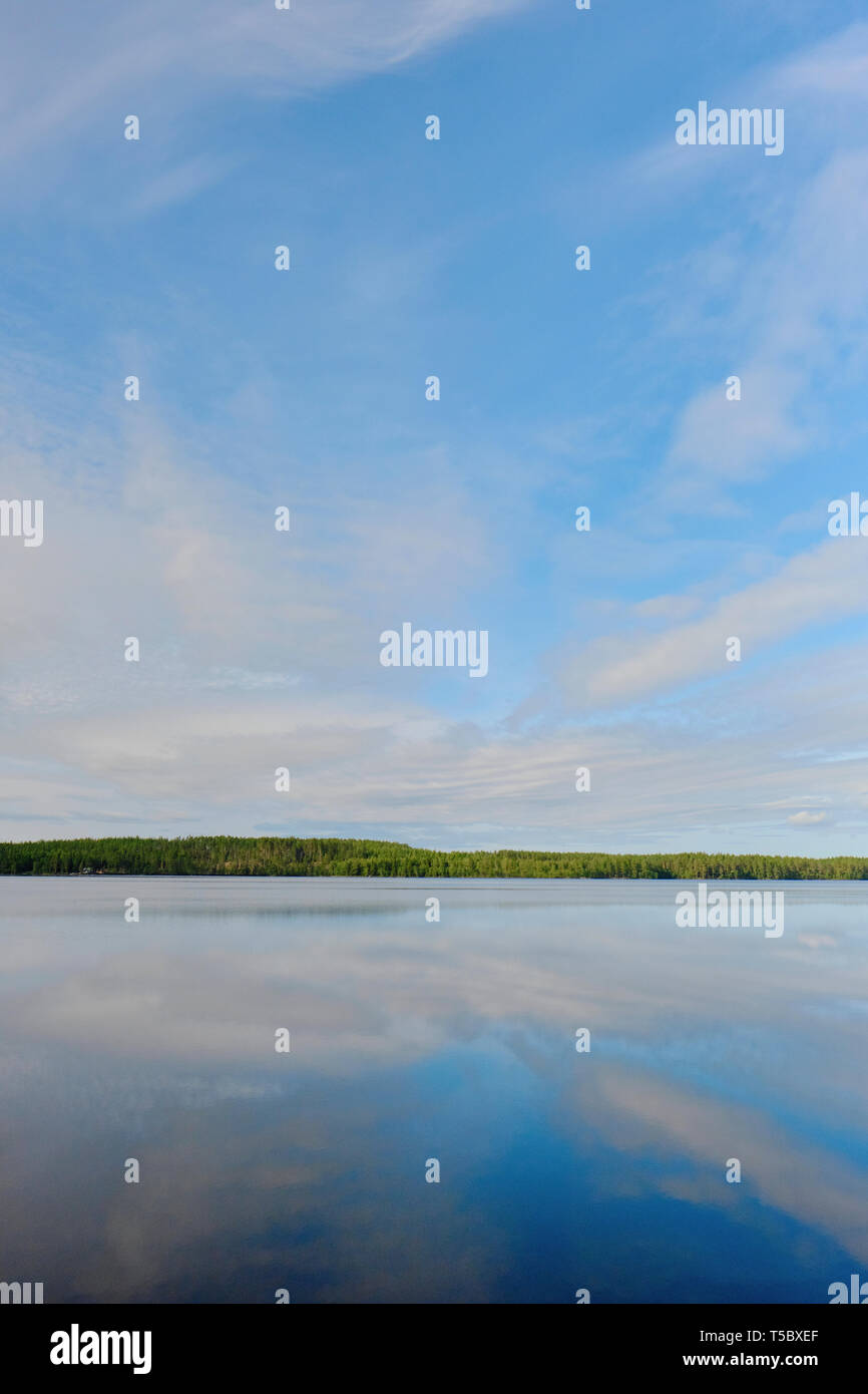 Un peu de ciel bleu été lac et forêt vert paysage de Suède avec l'exemplaire de l'espace. Banque D'Images
