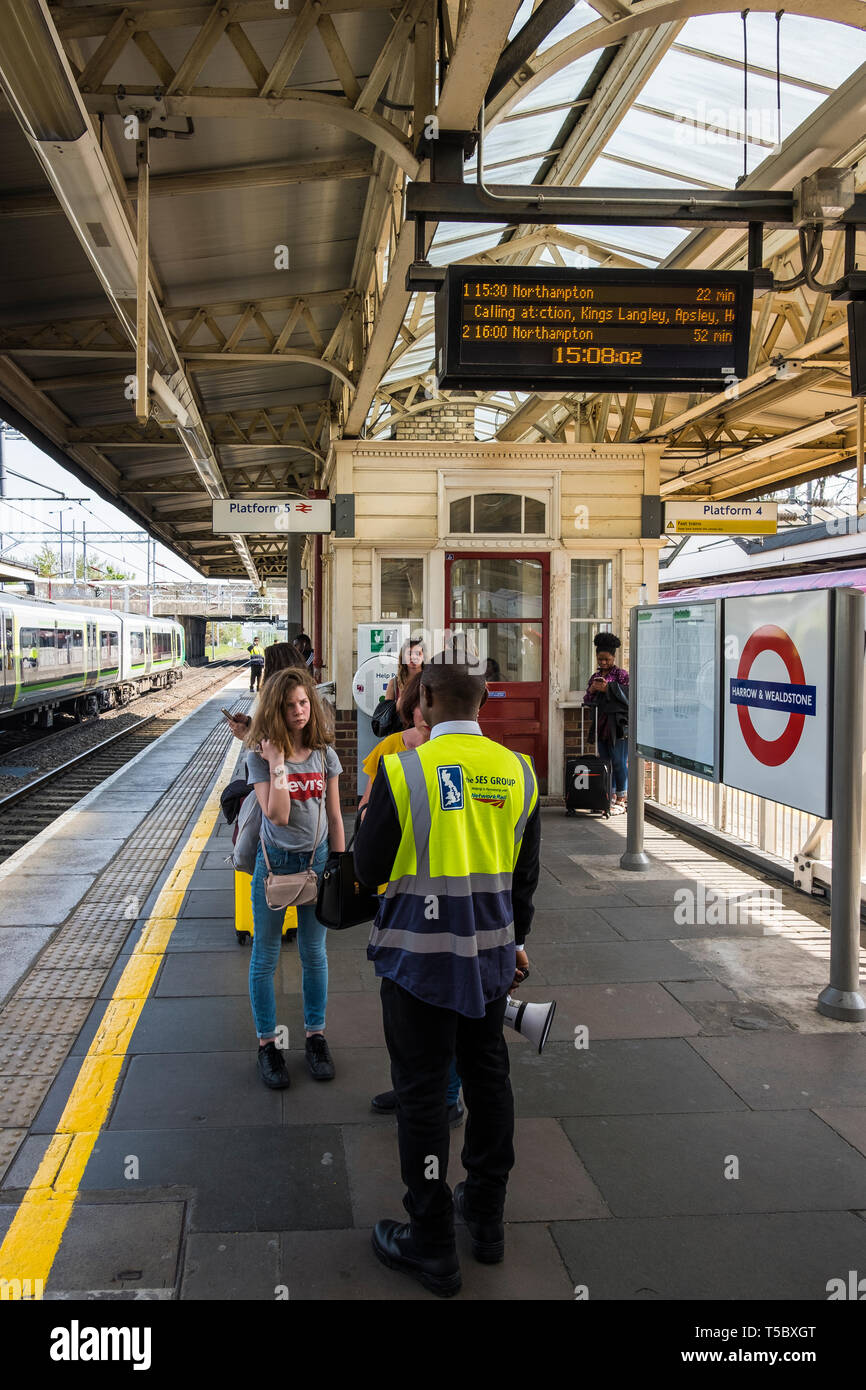 La Vierge à partir des services de terminaison et à Harrow & Wealdstone Station pendant les vacances de Pâques fermeture de la gare de Euston entraîne le surpeuplement. Banque D'Images