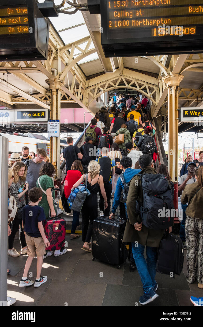 La Vierge à partir des services de terminaison et à Harrow & Wealdstone Station pendant les vacances de Pâques fermeture de la gare de Euston entraîne le surpeuplement. Banque D'Images