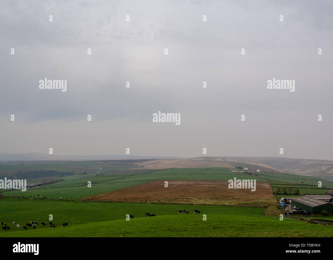 Marsden Moor, dans le Yorkshire, le 23 avril 2019. Comme la lande incendies continuent à l'horizon la fumée couvre le ciel. Banque D'Images