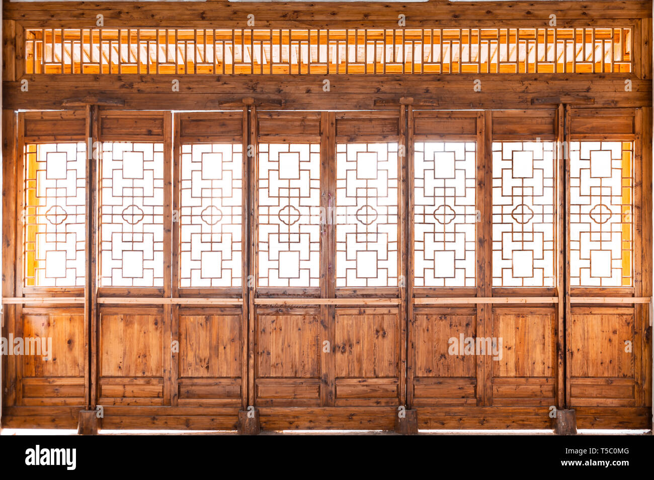 Cadre en bois ancien chinois Gros plan porte avec motif décoratif sous le  soleil, vue de l'intérieur du bâtiment Photo Stock - Alamy
