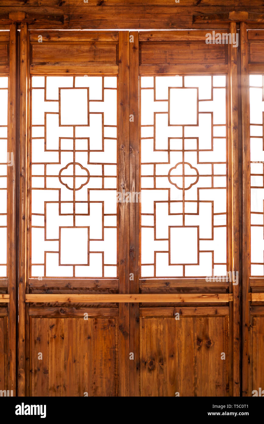 Cadre en bois ancien chinois Gros plan porte avec motif décoratif sous le soleil, vue de l'intérieur du bâtiment. Banque D'Images