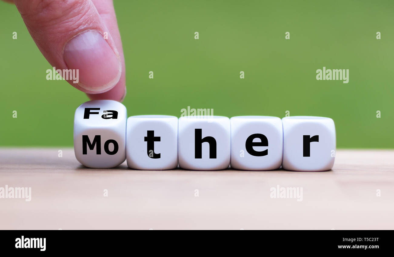 Père ou mère ? Part transforme un dés et change le mot "mère" à "Père" (ou vice versa). Concept pour la garde d'enfant. Banque D'Images
