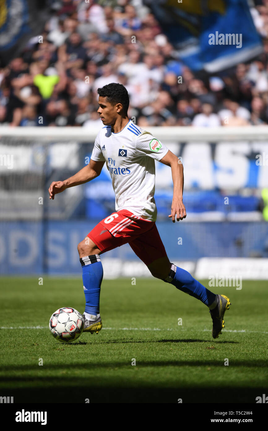 Hambourg, Allemagne - 20 avril : Douglas Santos de Hambourg s'exécute avec la balle pendant la deuxième match de Bundesliga entre Sport Verein Hamburger et FC Erz Banque D'Images