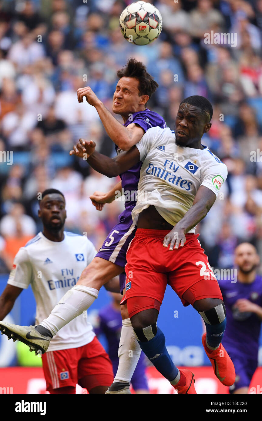 Hambourg, Allemagne - 20 avril : Orel Mangala (R) de Hambourg et Clemens Fandrich (L) de l'Aue est en compétition pour la balle durant le deuxième match de Bundesliga entre Banque D'Images