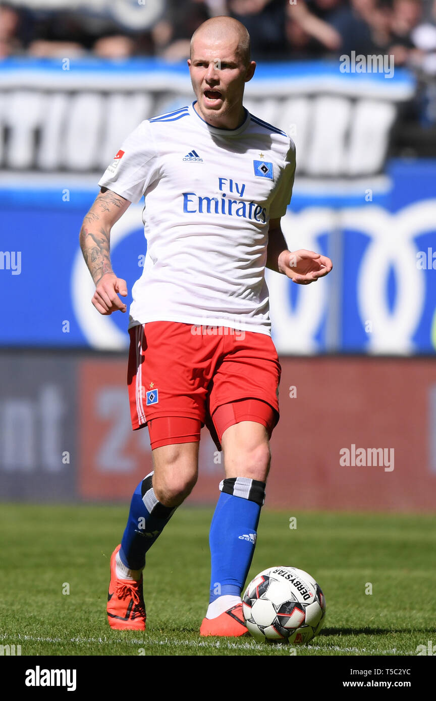 Hambourg, Allemagne - 20 avril : Rick van Drongelen de Hambourg s'exécute avec la balle pendant la deuxième match de Bundesliga entre Sport Verein Hamburger et FC Banque D'Images
