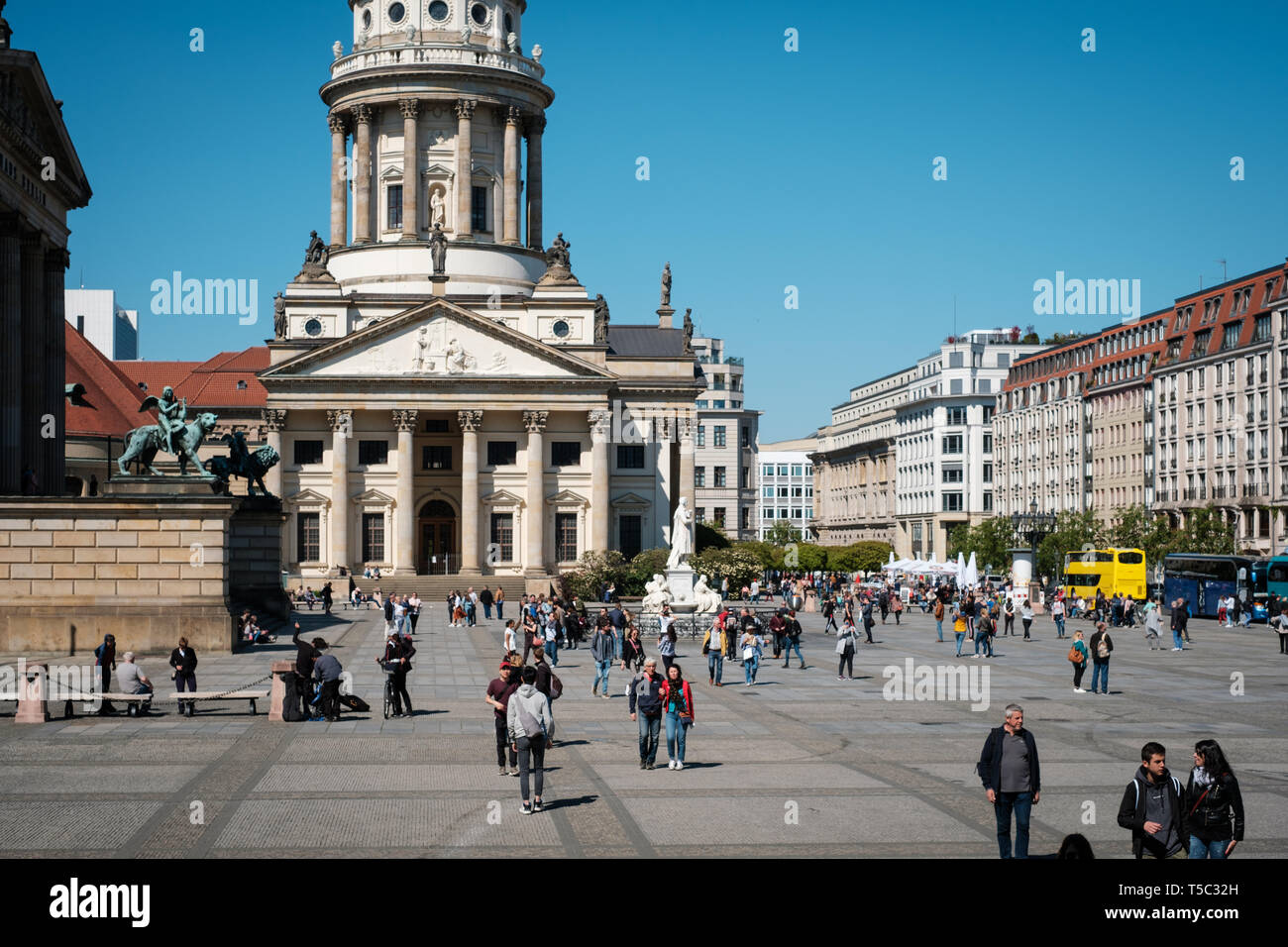 Berlin, Allemagne - avril 2019 : les gens à la cathédrale française au Gendarmenmarkt sur une journée ensoleillée à Berlin Banque D'Images