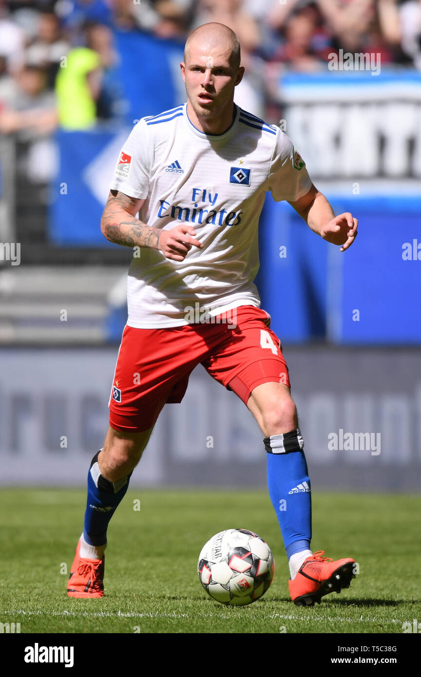 Hambourg, Allemagne - 20 avril : Rick van Drongelen de Hambourg s'exécute avec la balle pendant la deuxième match de Bundesliga entre Sport Verein Hamburger et FC Banque D'Images