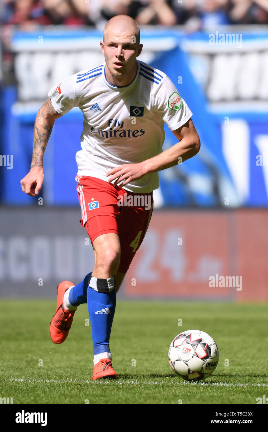 Hambourg, Allemagne - 20 avril : Rick van Drongelen de Hambourg s'exécute avec la balle pendant la deuxième match de Bundesliga entre Sport Verein Hamburger et FC Banque D'Images