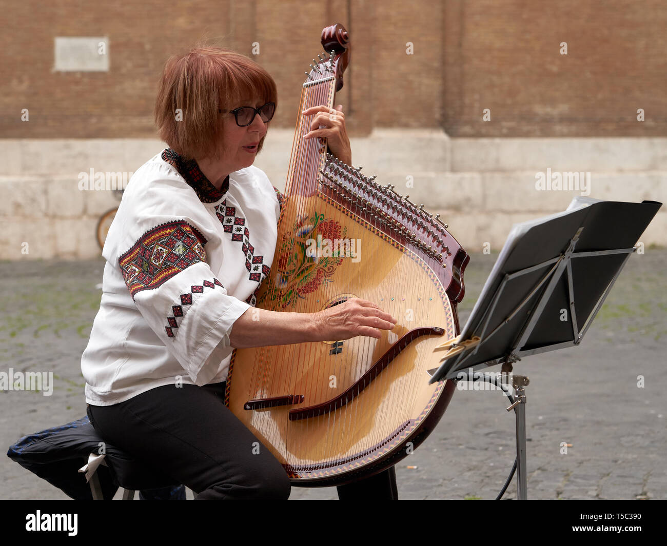 Rome, Italie - 21 Avril 2019 : Soprano Ljubomira Zubko joue son instrument bandura traditionnelle ukrainienne en Piazzetta San Simeone le dimanche de Pâques Banque D'Images