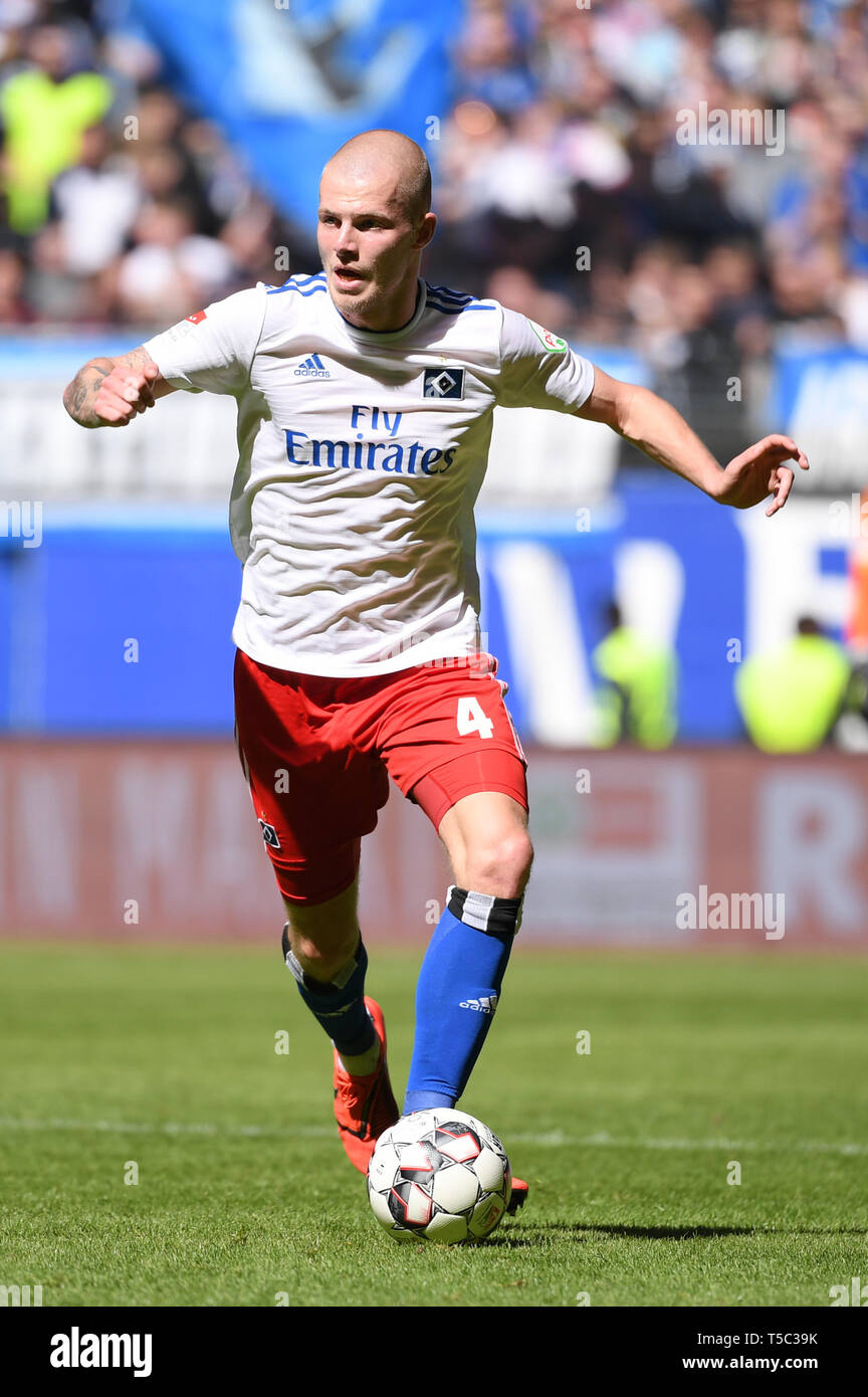 Hambourg, Allemagne - 20 avril : Rick van Drongelen de Hambourg s'exécute avec la balle pendant la deuxième match de Bundesliga entre Sport Verein Hamburger et FC Banque D'Images