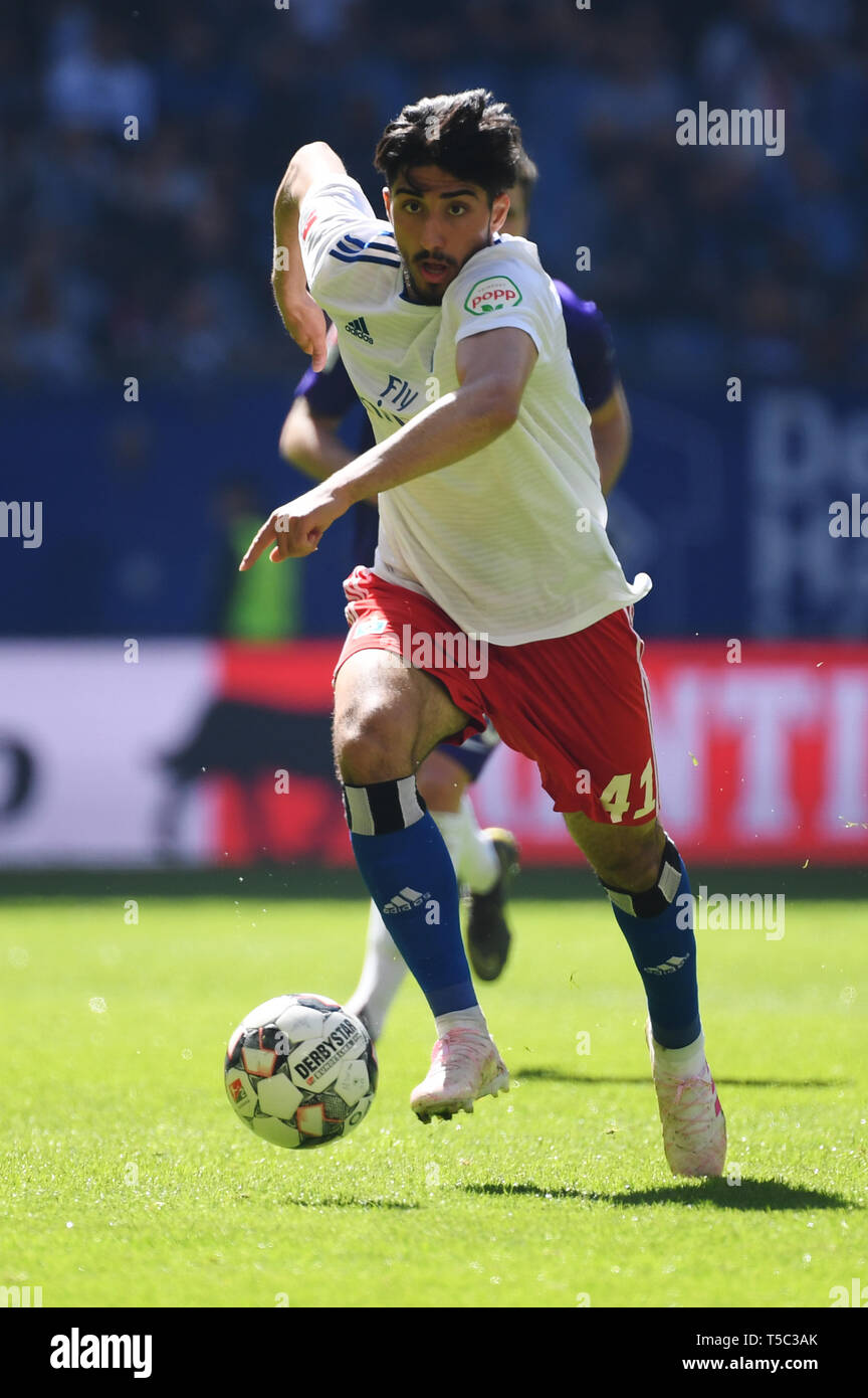 Hambourg, Allemagne - 20 avril : Berkay Oezcan de Hambourg s'exécute avec la balle pendant la deuxième match de Bundesliga entre Sport Verein Hamburger et FC Erzg Banque D'Images