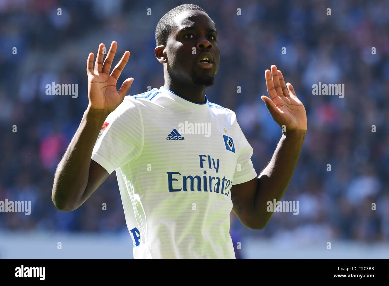 Hambourg, Allemagne - 20 avril : Orel Mangala de Hambourg réagit au cours du deuxième match de Bundesliga entre Sport Verein hamburger et le FC Erzgebirge Aue à Banque D'Images