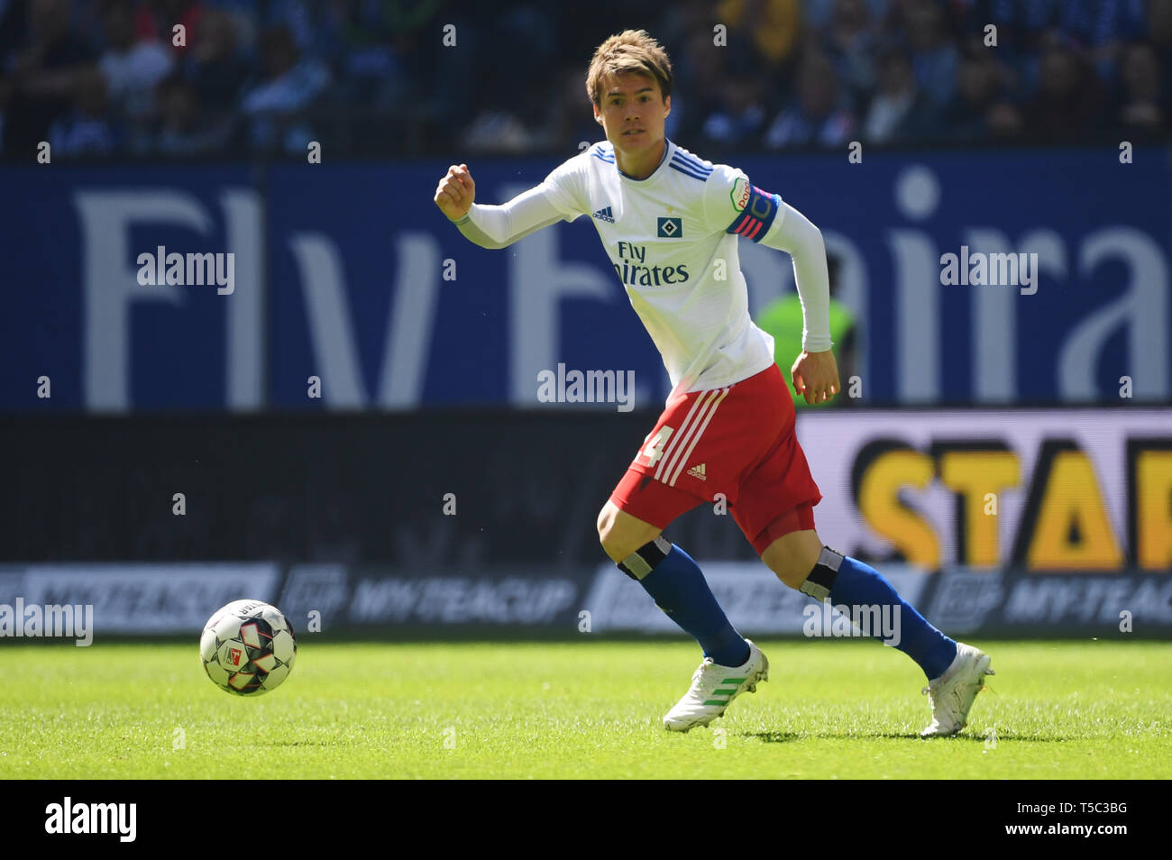 Hambourg, Allemagne - 20 avril : Gotoku Sakai de Hambourg s'exécute avec la balle pendant la deuxième match de Bundesliga entre Sport Verein Hamburger et FC Erzge Banque D'Images