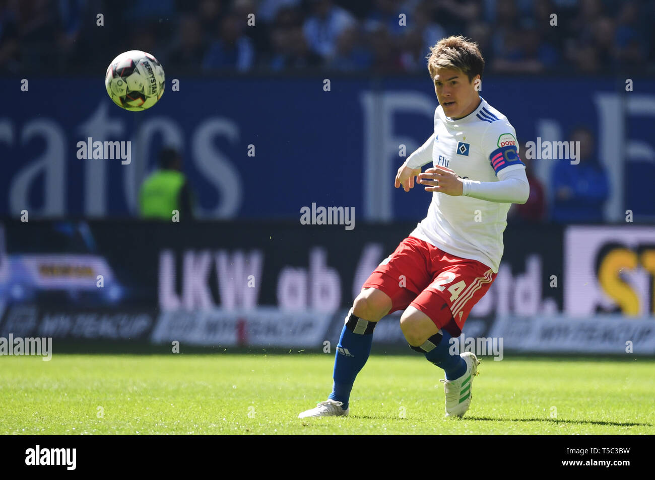 Hambourg, Allemagne - 20 avril : Gotoku Sakai de Hambourg s'exécute avec la balle pendant la deuxième match de Bundesliga entre Sport Verein Hamburger et FC Erzge Banque D'Images