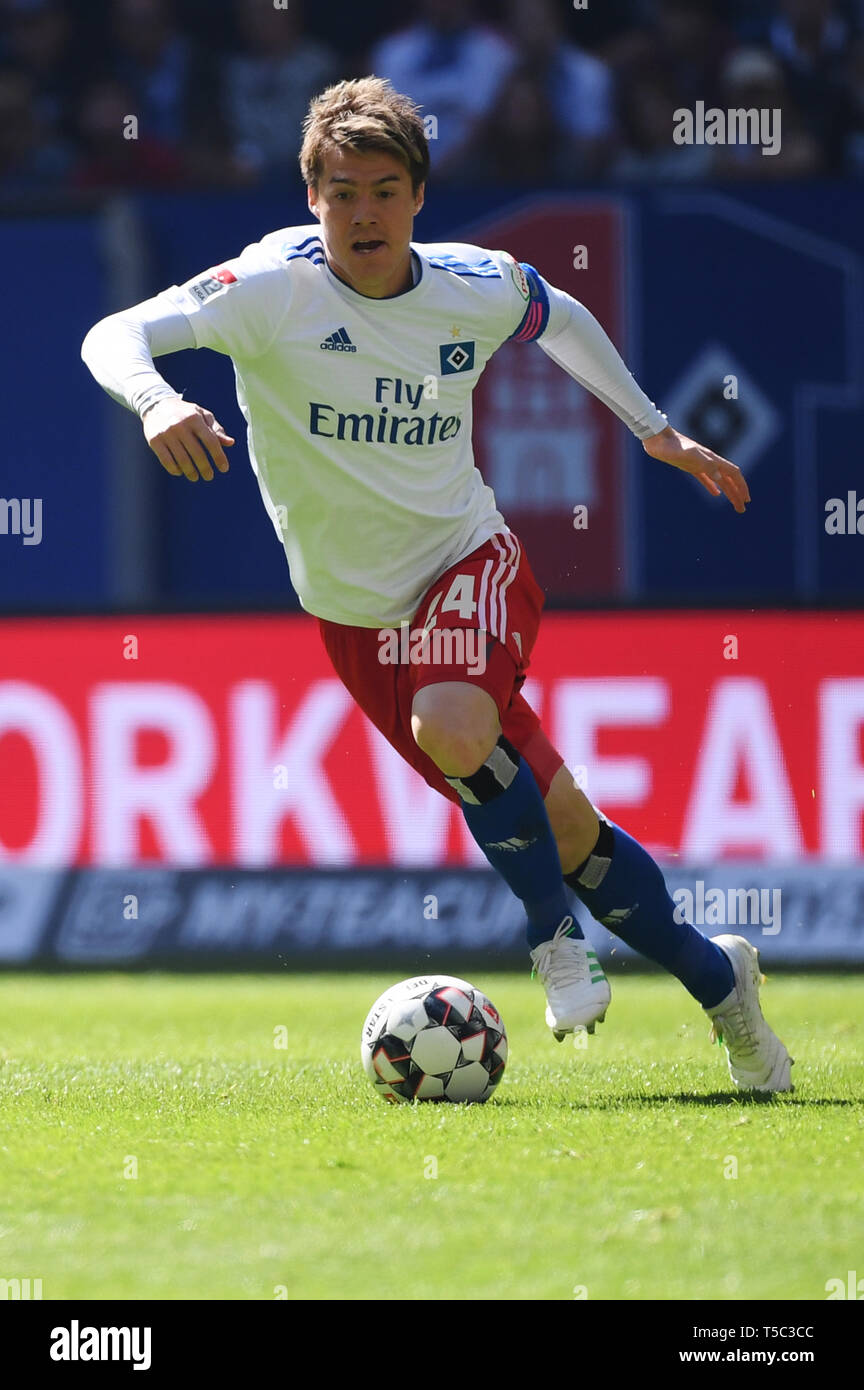 Hambourg, Allemagne - 20 avril : Gotoku Sakai de Hambourg s'exécute avec la balle pendant la deuxième match de Bundesliga entre Sport Verein Hamburger et FC Erzge Banque D'Images