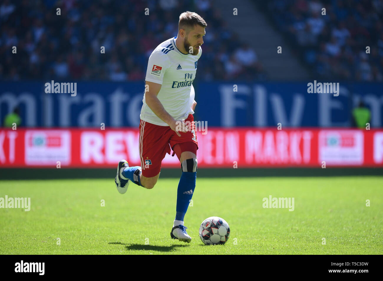 Hambourg, Allemagne - 20 avril : Aaron Hunt de Hambourg s'exécute avec la balle pendant la deuxième match de Bundesliga entre Sport Verein Hamburger et FC Erzgeb Banque D'Images