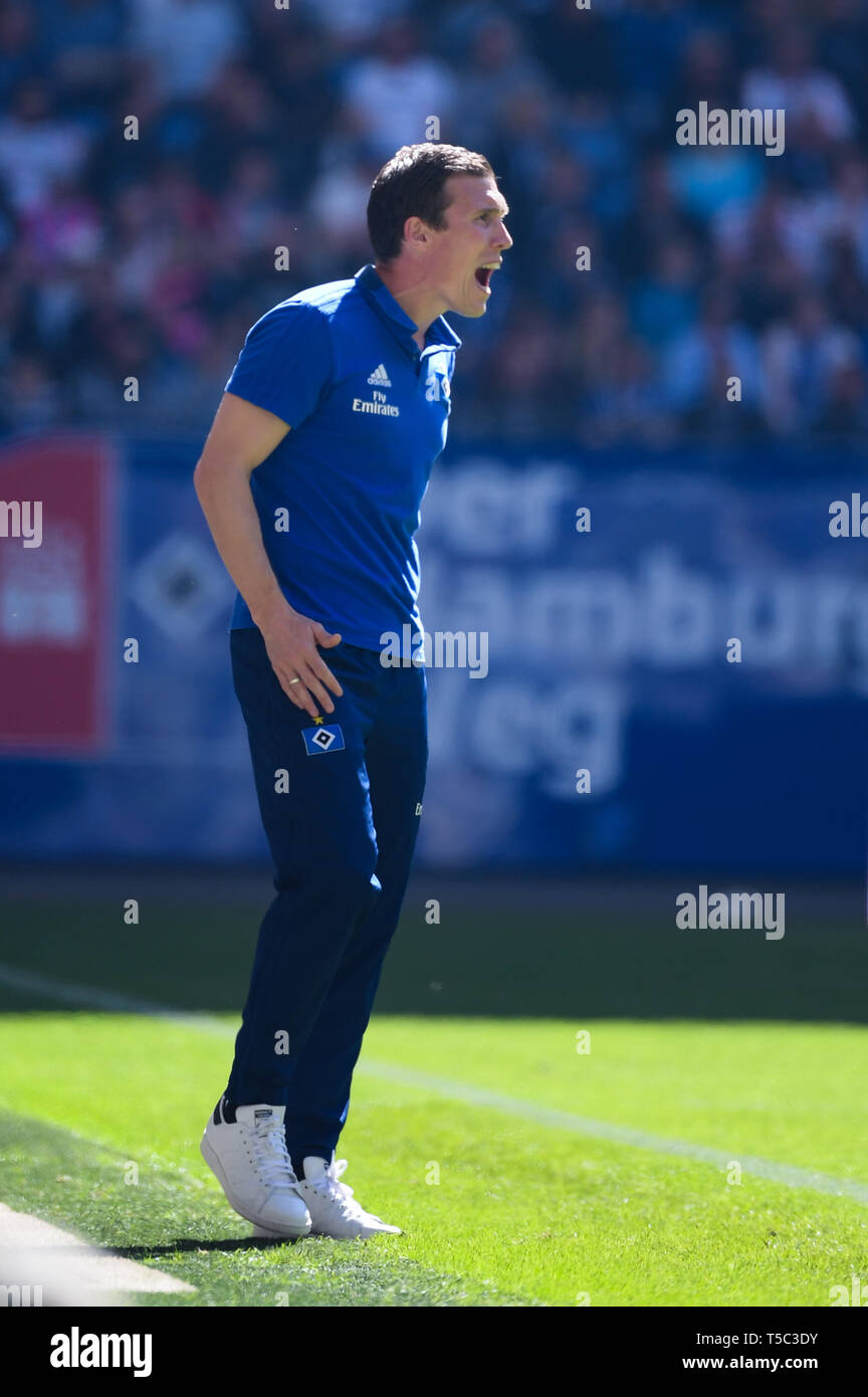 Hambourg, Allemagne - 20 avril : l'entraîneur-chef Hannes Wolf de Hambourg réagit au cours du deuxième match de Bundesliga entre Sport Verein Hamburger et FC Erzgeb Banque D'Images