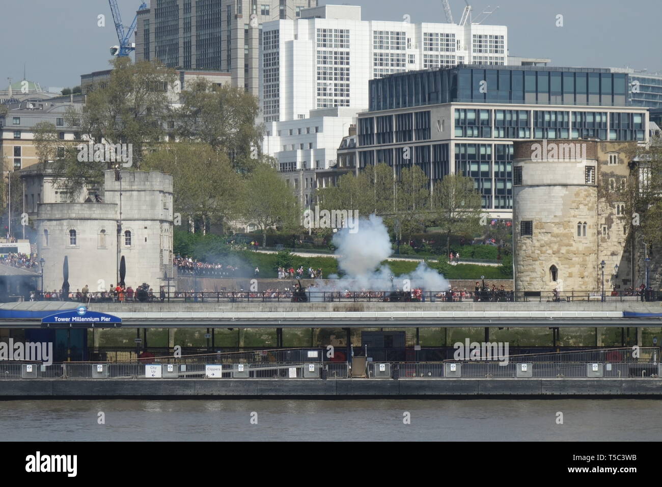 Salut au canon à tour de Londres pour SM la Reine 93e anniversaire, la Tour de Londres, London, UK Banque D'Images