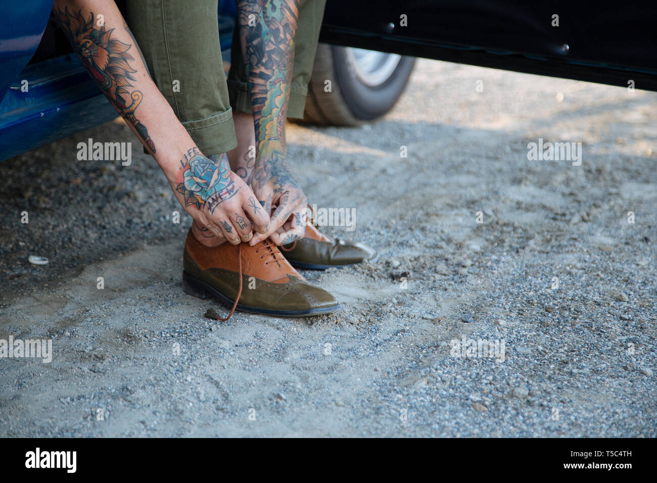 Chaussures de liage, Tatted mains Banque D'Images