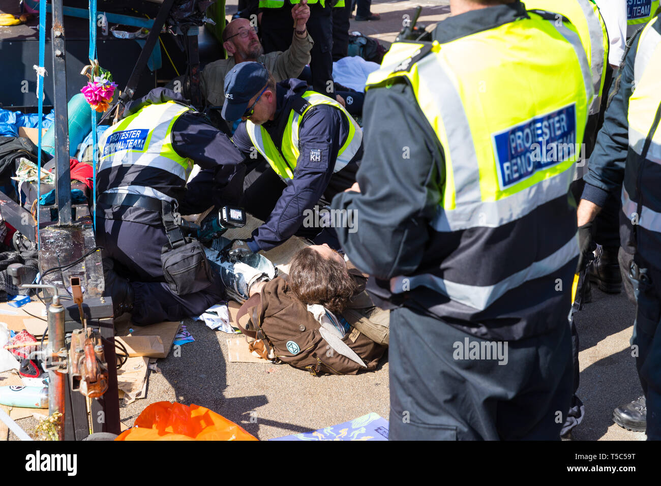 Les manifestants de libérer la police de l'embarcation à l'extinction dans le camp de la rébellion Oxford Circus, Londres Banque D'Images