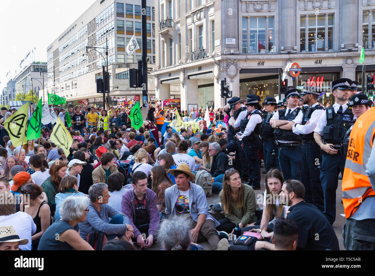 Face à la police à des manifestants de l'extinction dans le camp de la rébellion Oxford Circus, Londres Banque D'Images