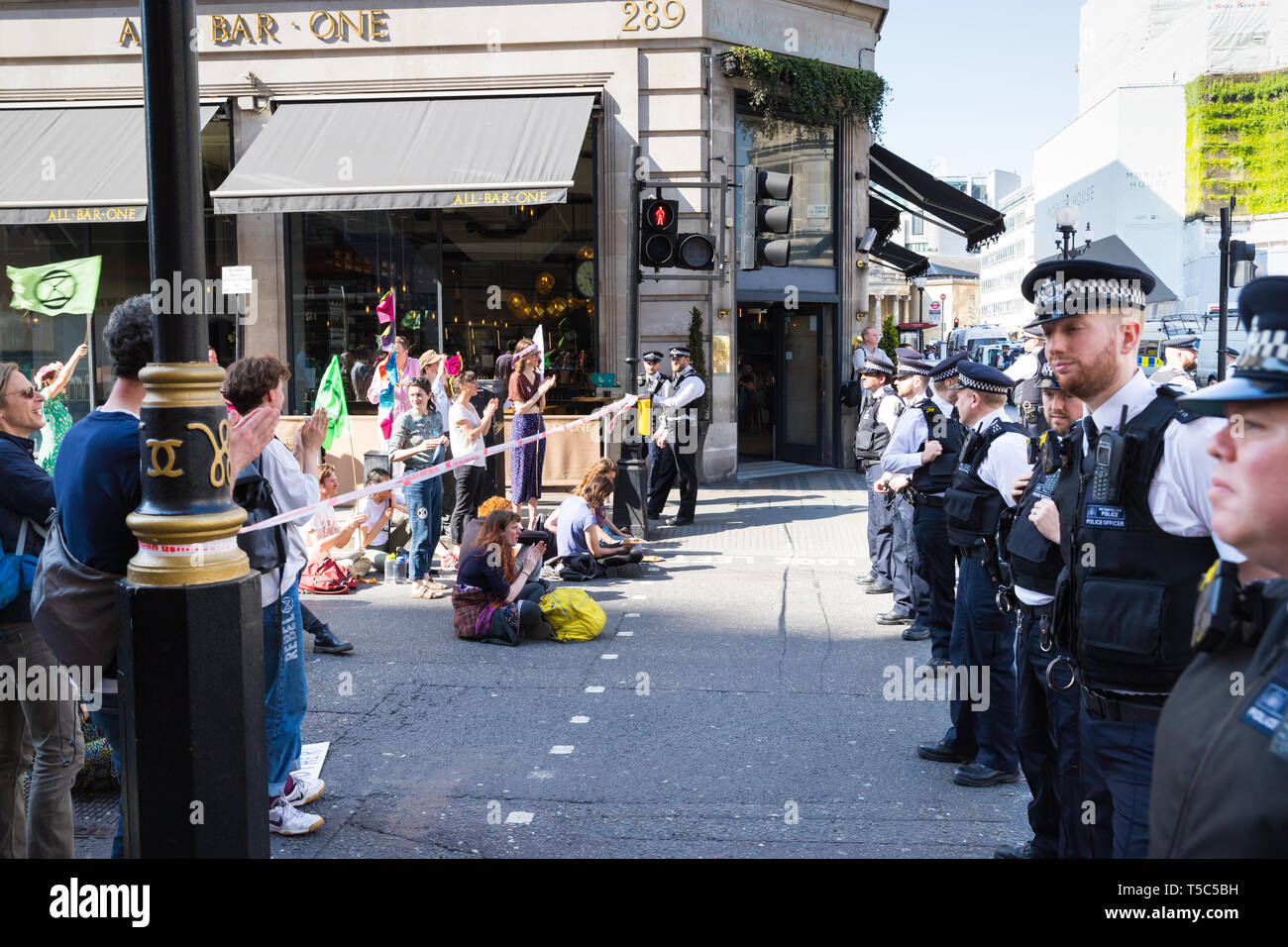 Face à la police à des manifestants de l'extinction dans le camp de la rébellion Oxford Circus, Londres Banque D'Images