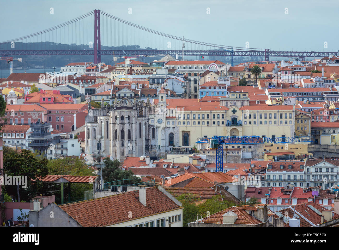 Vue aérienne du Miradouro da Graça point d'observation à Lisbonne, Portugal, vue avec couvent Carmo et 25 avril Bridge Banque D'Images