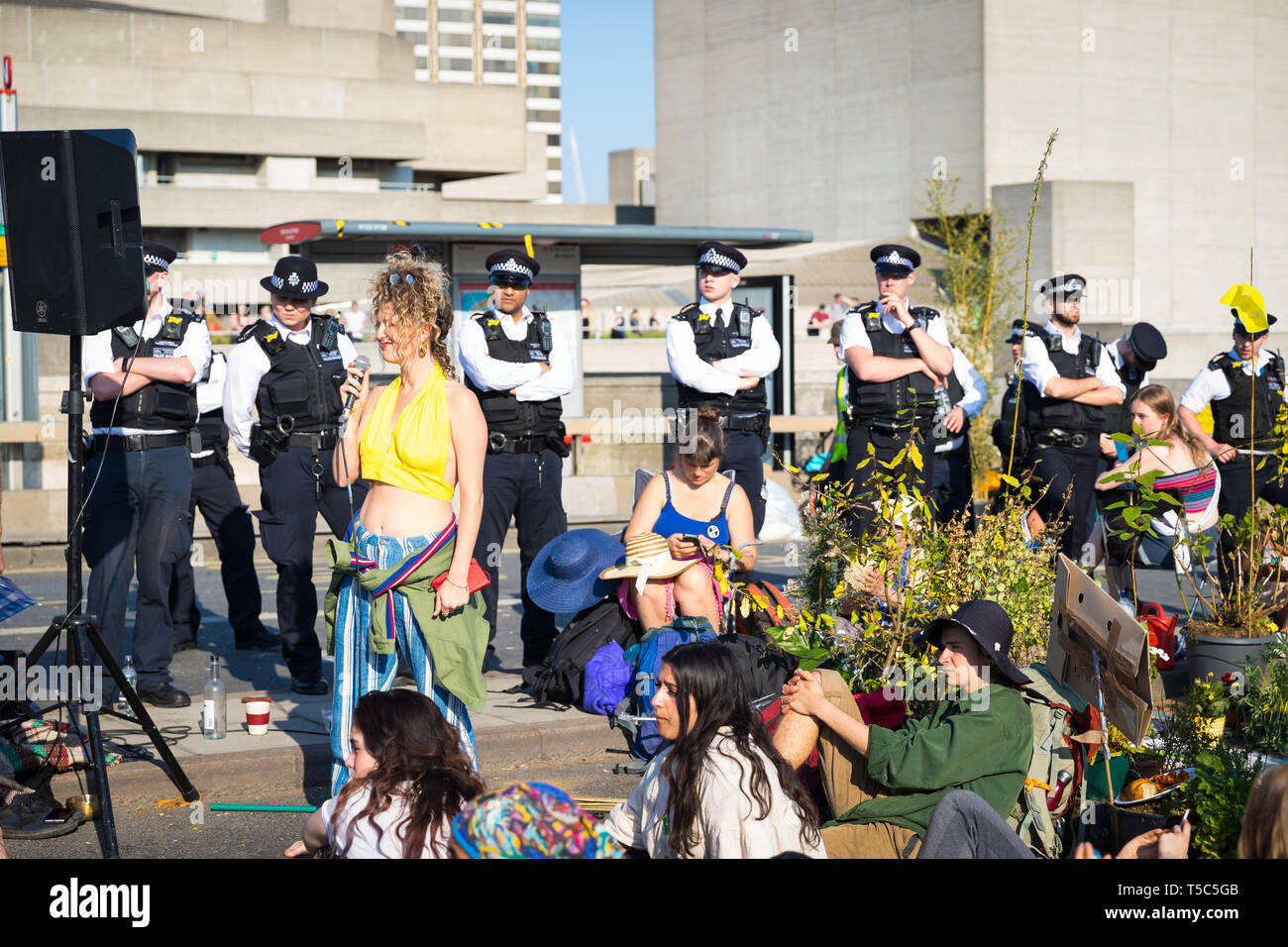 Face à la police l'extinction sur le camp de la rébellion Waterloo Bridge, London Banque D'Images