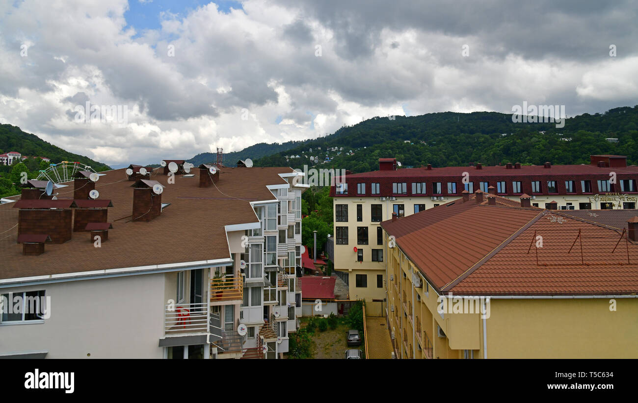 Sotchi, Russie - 2 juin. 2018 Voir l'hôtel de District de Khostinsky Hosta vert Banque D'Images