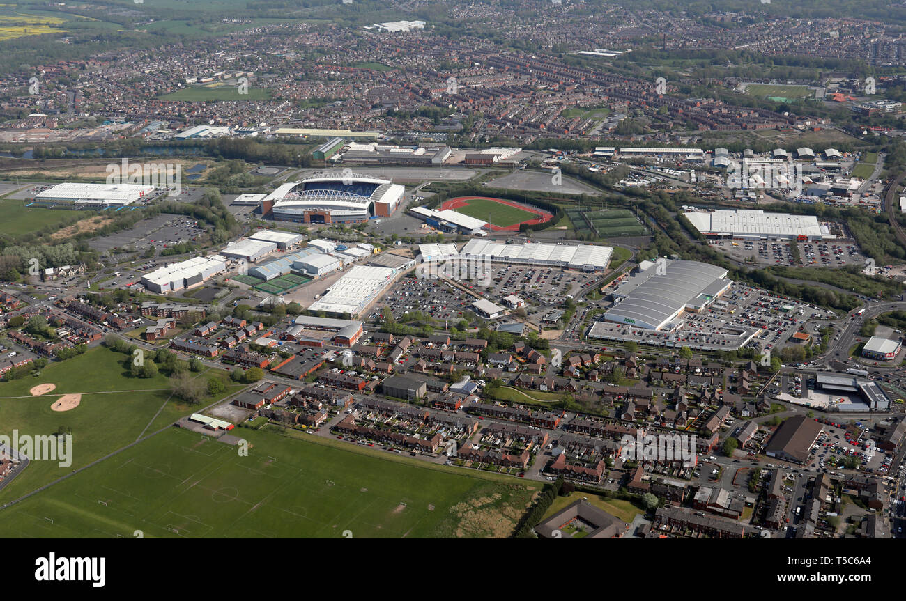 Vue aérienne de la région de Robin Park Wigan y compris le DW Stadium, l'Asda Superstore, Arena et le parc Robin Retail Park, Wigan, Greater Manchester Banque D'Images