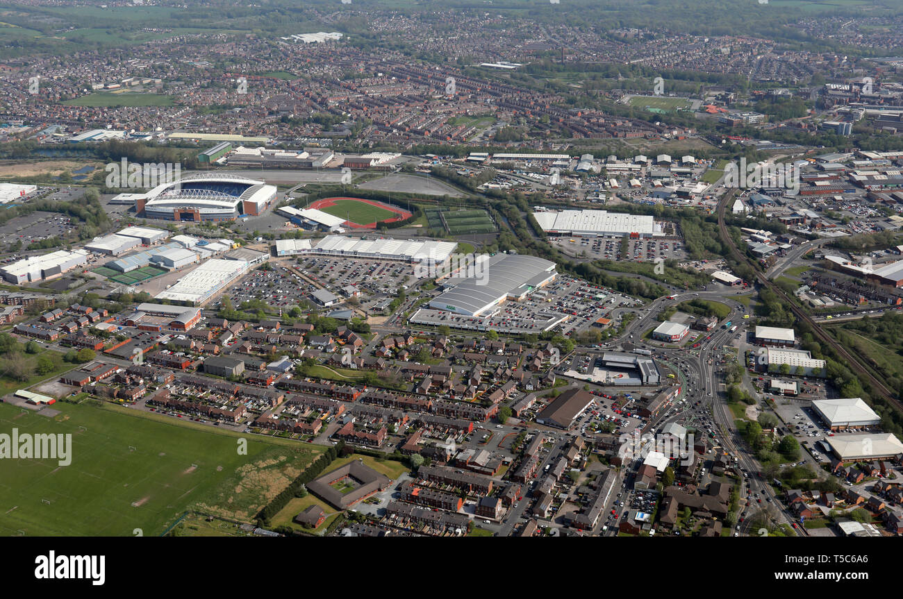 Vue aérienne de la région de Robin Park Wigan y compris le DW Stadium, l'Asda Superstore, Arena et le parc Robin Retail Park, Wigan, Greater Manchester Banque D'Images