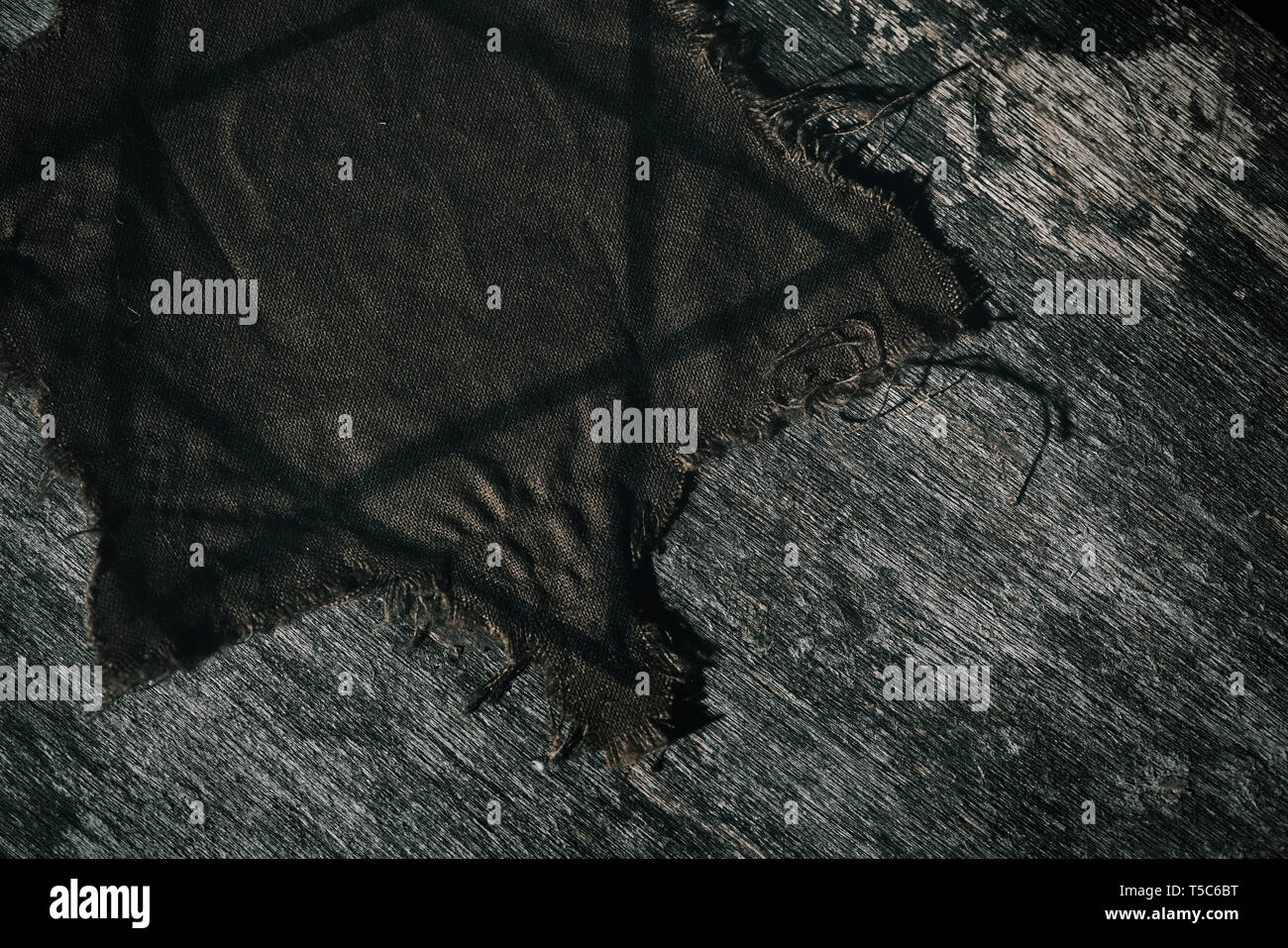 Portrait d'un juif déchiqueté sur un badge de surface rustique en bois gris Banque D'Images